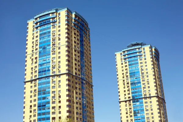 Edifícios residenciais modernos sobre céu azul sem nuvens — Fotografia de Stock