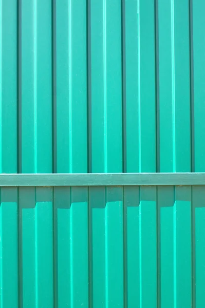 Recinzione verticale in metallo verde come sfondo — Foto Stock