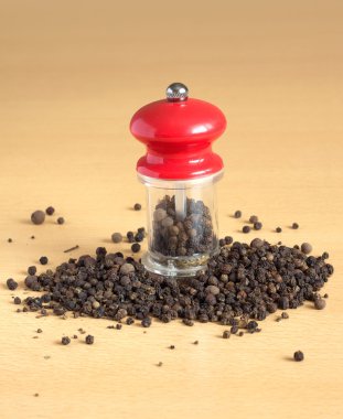 Karabiber ve ahşap üzerine el ile değirmen