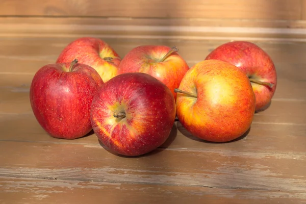 Reife rote und gelbe Äpfel auf Holzboden Nahaufnahme — Stockfoto