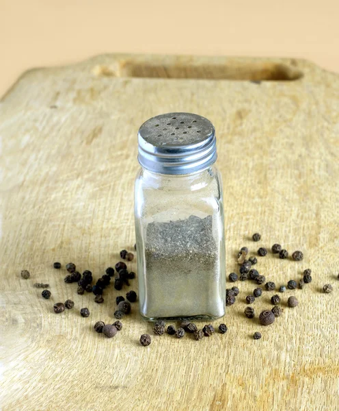 Tarro de pimienta y especias en el escritorio de la cocina — Foto de Stock