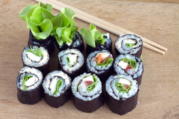 Rotoli di sushi sulla scrivania di legno — Foto Stock