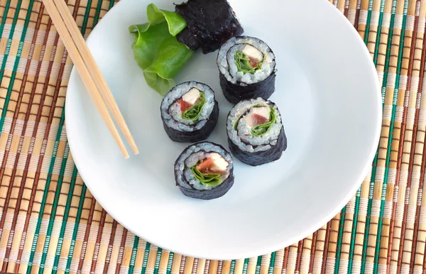 Sushi berguling di piring putih dekat — Stok Foto