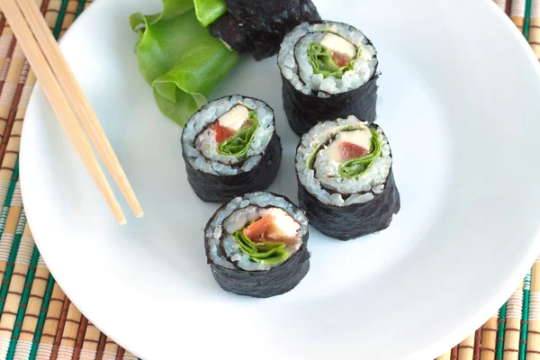 Sushi berguling di piring putih dekat — Stok Foto