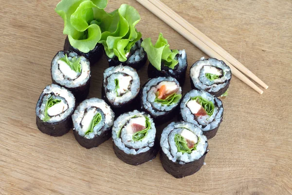 Sushi tekercs, fából készült íróasztal — Stock Fotó