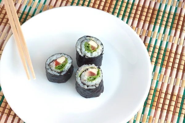 Sushi berguling di piring putih dekat — Stok Foto