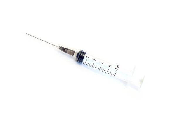 Używane z tworzyw sztucznych jednorazowe medyczne strzykawki z igłą na białym tle — Zdjęcie stockowe