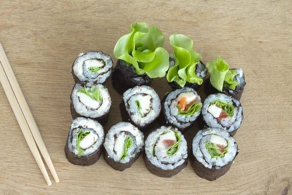 Sushi rolt op houten bureau — Stockfoto