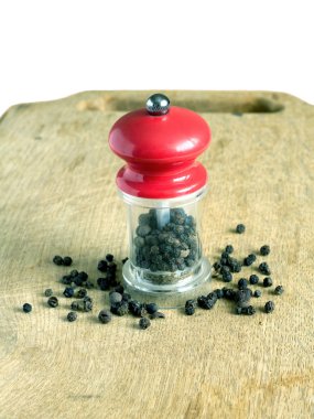 Karabiber ve mutfak gemide izole El değirmeni