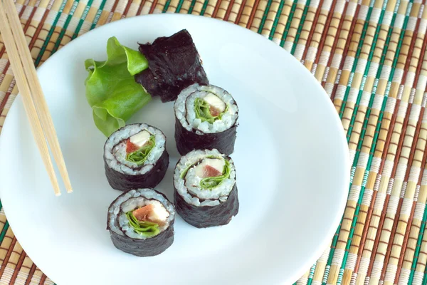 Sushi berguling di piring putih dekat — Stok Foto