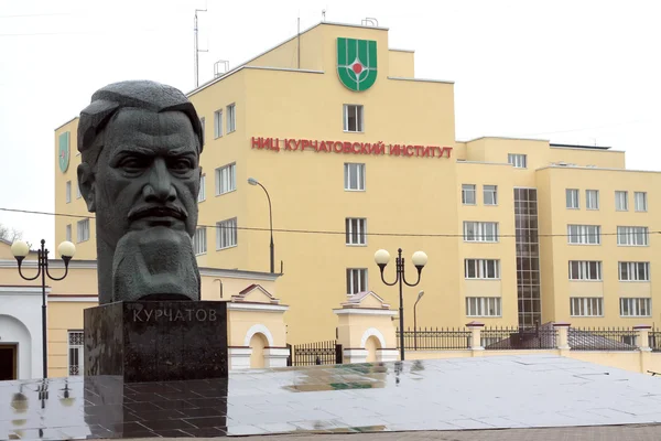 Kurchatov Moskova'da anıt