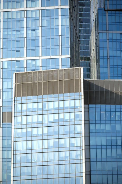 Gratte-ciel dans la grappe commerciale de bureau — Photo