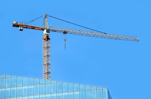 Crane bouwen wolkenkrabber — Stockfoto