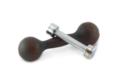 İki dambıl, modern ve eski izole üzerinde beyaz. Spor ekipmanları portre