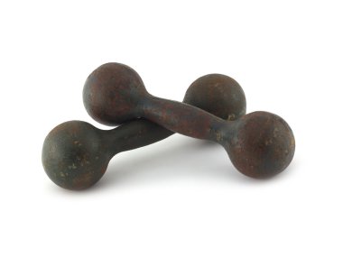 Beyaz arka plan üzerinde izole iki eski paslı dambıl. Vintage spor ekipmanları portre