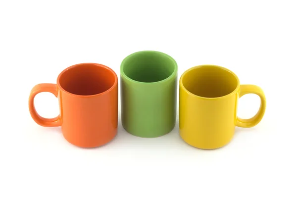 Trois grandes tasses vides de couleur isolées sur blanc gros plan — Photo