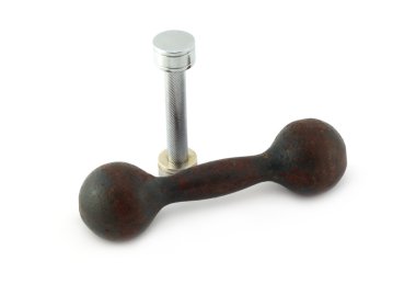 Modern ve eski dumbbells üzerinde beyaz portre izole