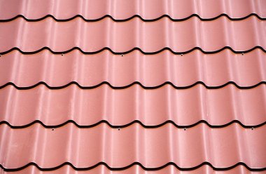 Arka plan olarak kırmızı metal çatı parçası