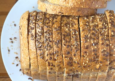 Beyaz tabak üstten görünüm tahıl ekmek dilimlenmiş