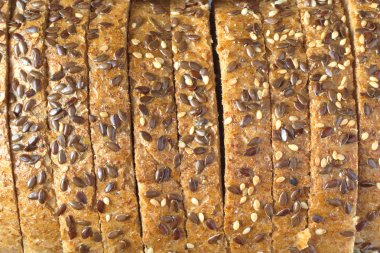 Arka plan olarak kepekli ekmek dilimlenmiş