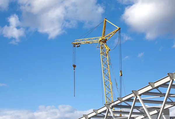 Tower crane on industrial building construction — Stock Photo, Image