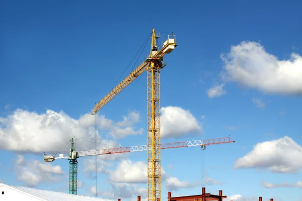 Grúas torre en la construcción de edificios industriales — Foto de Stock