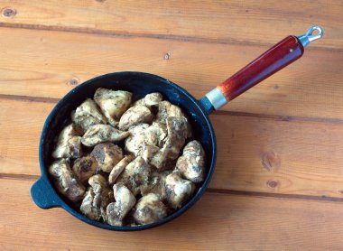 Fried chicken siyah bir Pan Aromatik baharatlar ile