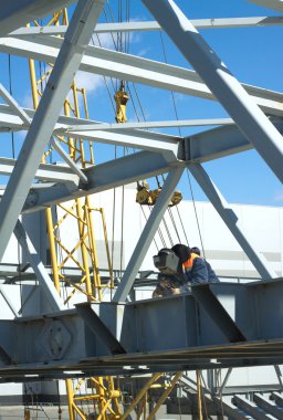 Elektrikli kaynak işçisi metal konstrüksiyon kaynak
