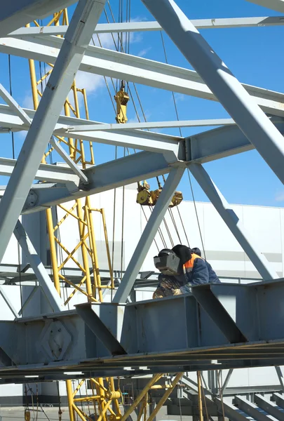 Elektrische lassen werknemer lassen van metalen constructies — Stockfoto