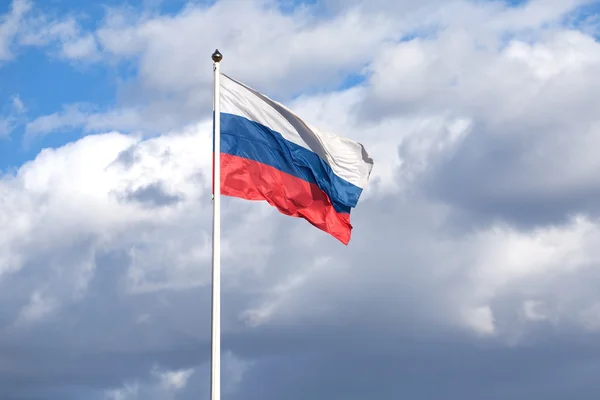 Russian flag on the flagpole waving on cloudy sky — Stock Photo, Image