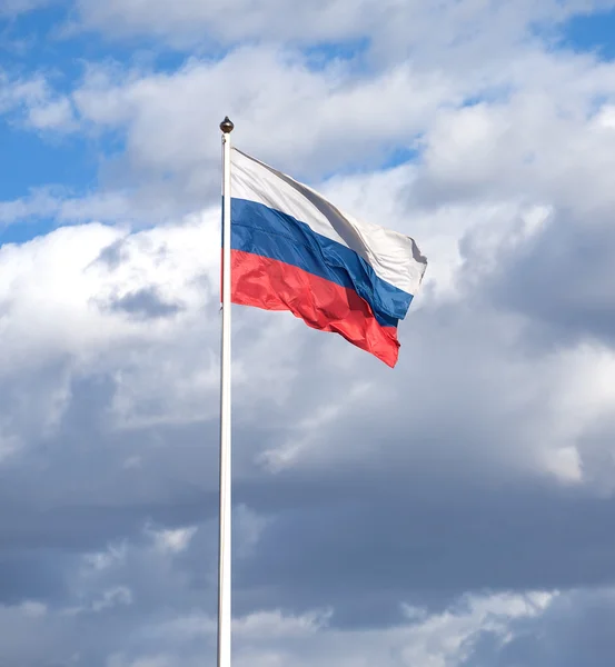 Russische vlag op de vlaggenmast zwaaien op bewolkte hemel — Stockfoto