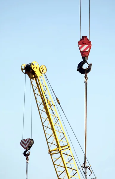 Gru a torre di sollevamento per costruzioni — Foto Stock