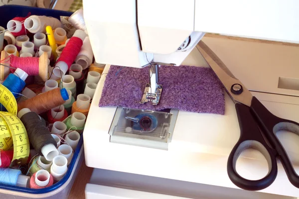 Naaien machine en naaien accessoires close-up — Stockfoto