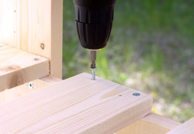 Elektrikli aracı ile ahşap palet yapımında