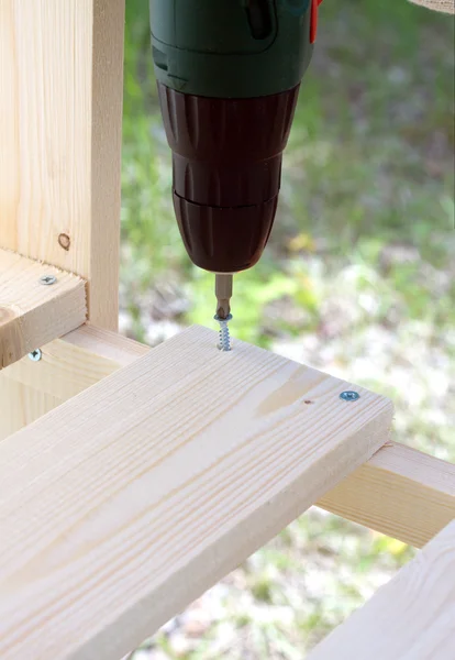 Realizzazione di scaffalature in legno con utensile elettrico — Foto Stock