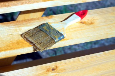 Fırça boyalı ahşap raf yüzeyinde yalan