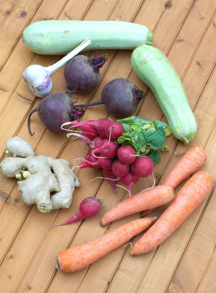 Nature morte avec racines fraîches légumes gros plan — Photo