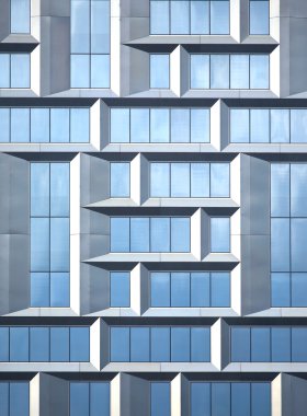 Duvar arka plan olarak cam ve metal techno tarzı modern ofis binası