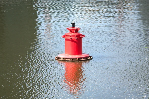 Bouée rouge sur une rivière calme le jour de l'été — Photo