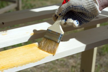 El boyalar ahşap mobilya açık havada closeup kahverengi.