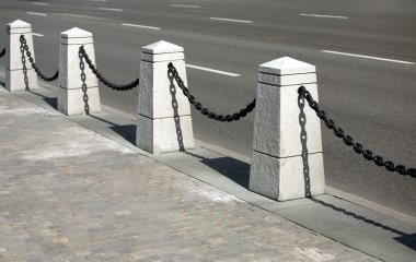 Siyah zincirleri closeup ile taş çit