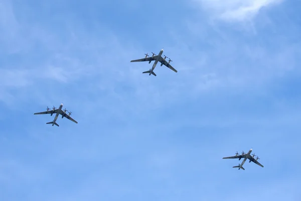 Tres turbohélices militares rusas bombarderos estratégicos-misil Tu-95 Oso en vuelo contra el cielo azul —  Fotos de Stock