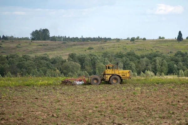 Traktor plöjning fältet — Stockfoto