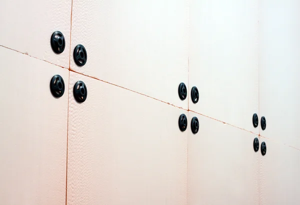 Isolierplatten werden an der Wand montiert — Stockfoto
