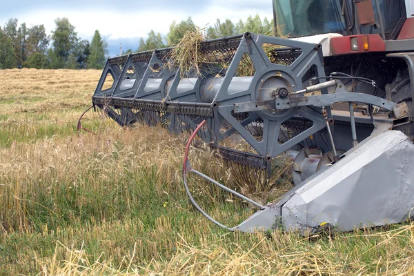 Máquina de agricultura em um campo — Fotografia de Stock