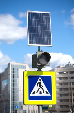 Yaya geçidi işaret ve güneş paneli