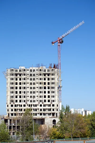 Grúa de torre de elevación y parte superior del edificio de construcción —  Fotos de Stock