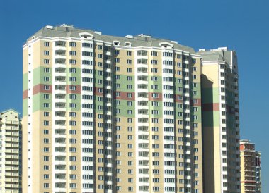 Yeni inşa edilmiş modern Daire bina tuğla bir açık mavi gökyüzü ile