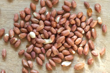 Çiğ fıstık meyve çok dağınık bir ahşap yüzeye