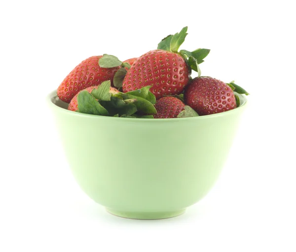Fresa en tazón verde aislado sobre blanco primer plano — Foto de Stock